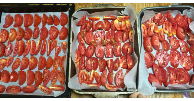 Taie rosiile bucati si le pune pe o tava de copt. Cand am vazut de ce nu mi-a venit sa cred