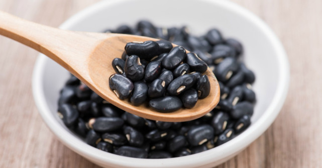 Alimentele negre care fac minuni pentru sănătate. Tu le consumi?