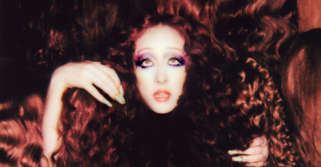 Urmează stația 'The Subway' cu peronul pe partea Chappell Roan