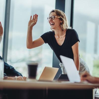 Avantajele tranziției de la work from home la sistem hibrid