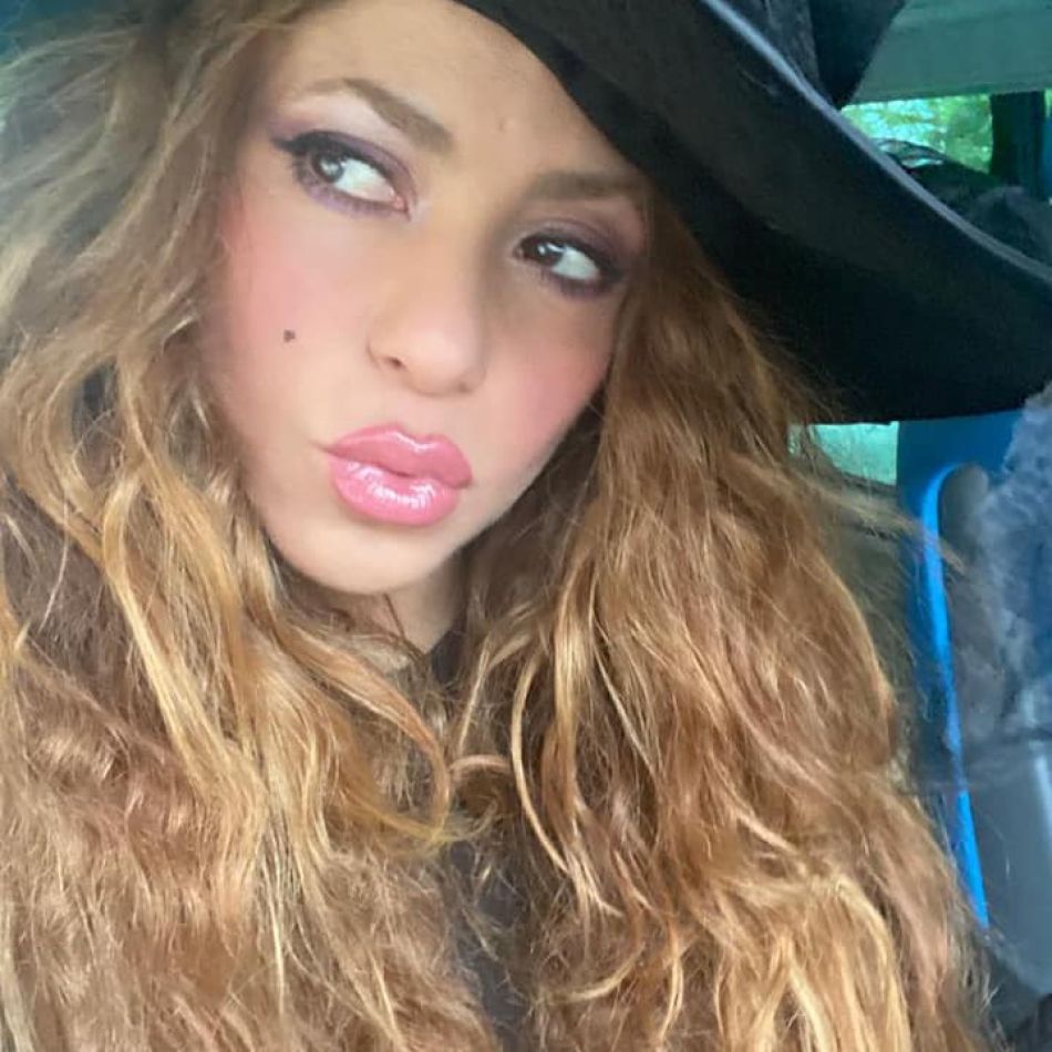 Shakira iubește din nou!Artista are o relație cu Lucien Laviscount, actorul de care s-a îndrăgostit la fimările videoclipului ei