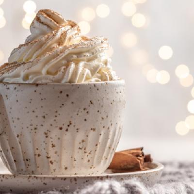 3 retete de bauturi festive si calde pe baza de cafea, vegane si fara zahar