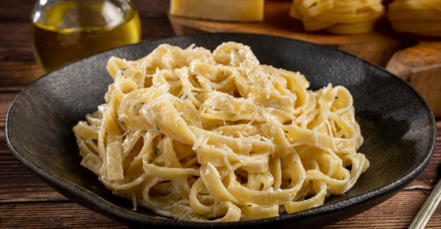 Paste alfredo - Rețetă autentică și variații delicioase