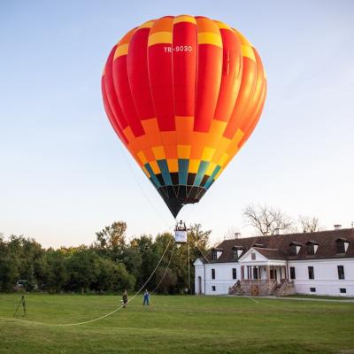 Zboară cu balonul cu aer cald sau mergi la cinematograful urșilor