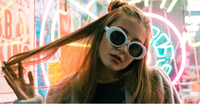 Fii o zeiță retro în iarna asta: poartă ochelarii de soare cu rame cat-eye exagerate!
