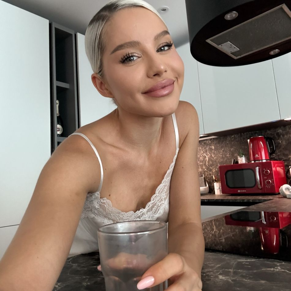 Carmen Grebenișan își oficializează noua relație după divorțul de Alex Militaru. Cum a apărut alături de noul iubit