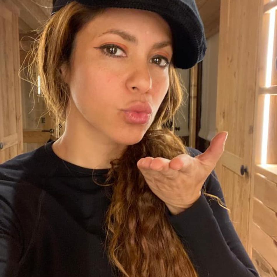 Shakira iubește din nou!Artista are o relație cu Lucien Laviscount, actorul de care s-a îndrăgostit la fimările videoclipului ei