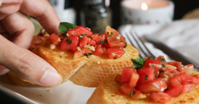 Bruschete: 5 rețete simple și delicioase ale super aperitivului italian