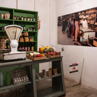 Soia, șnițel de parizer, adidași de porc și nechezol: Ce mâncau românii înainte de 1989. Portocala era cadou de Crăciun