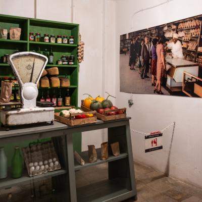 Soia, șnițel de parizer, adidași de porc și nechezol: Ce mâncau românii înainte de 1989. Portocala era cadou de Crăciun