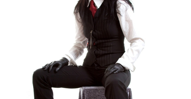 De cand sta femeia la cratita?