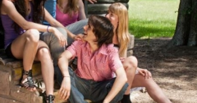 Cum sa te integrezi in gasca noului tau iubit?