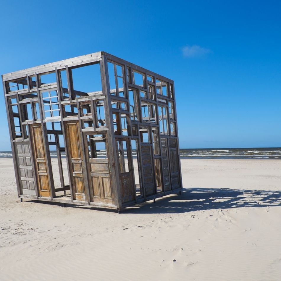 Știați că există o capitală europeană a vacuțelor? Descoperă statutele inedite din orașul Ventspils – GALERIE FOTO