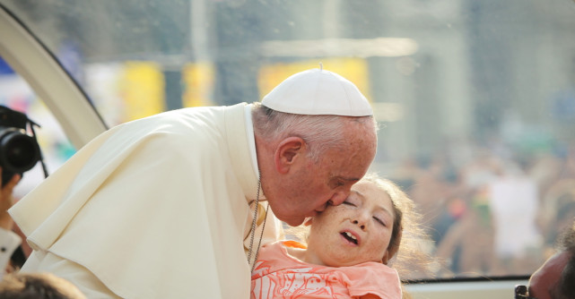 Portretul Papei Francisc – o viață de smerenie: între spălarea picioarelor și îmbrățișarea durerii fără margine