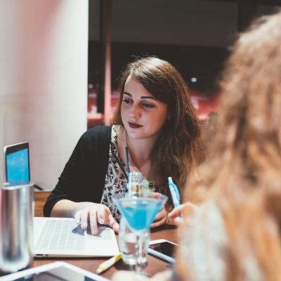 Nu e gluma. De ce ar trebui sa bei putin alcool in timp ce inveti pentru examene