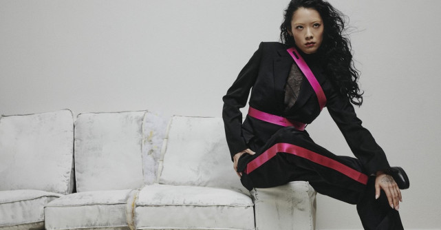 HELMUT LANG ACUM DISPONIBIL PE ZALANDO: EDITORIAL EXCLUSIV CU RINA SAWAYAMA