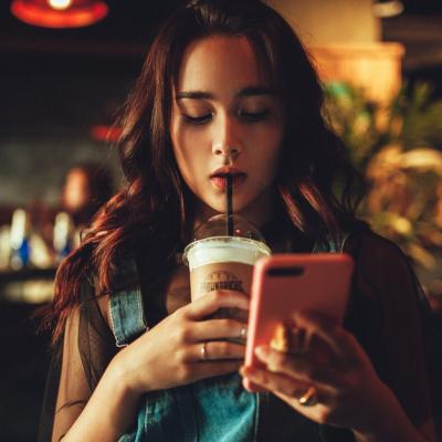 Limite eficiente pe social media: Un psihoterapeut te invata ce sa faci pentru a-ti proteja energia