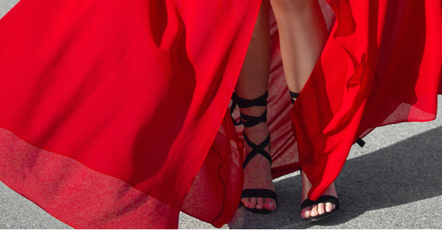 Sandale cu baretă pe picior: o variantă versatilă de vară