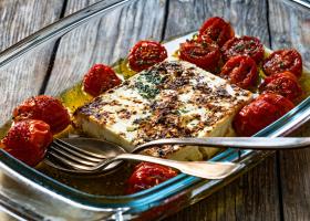 Roșii coapte cu feta și usturoi: rețeta de vară care transformă orice cină într-un festin mediteranean
