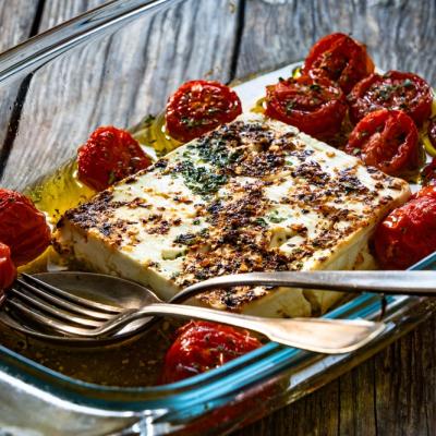 Roșii coapte cu feta și usturoi: rețeta de vară care transformă orice cină într-un festin mediteranean