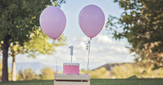 Cum să organizezi prima aniversare a copilului