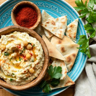 3 preparate pe care poti sa le gatesti cu o singura conserva de naut: Aperitiv, fel principal si desert!