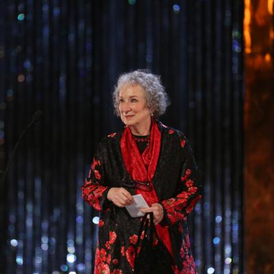 La mulți ani, Margaret Atwood! Celebra scriitoare nu a mers la școală până la 12 ani și are o strămoașă acuzată de vrăjitorie