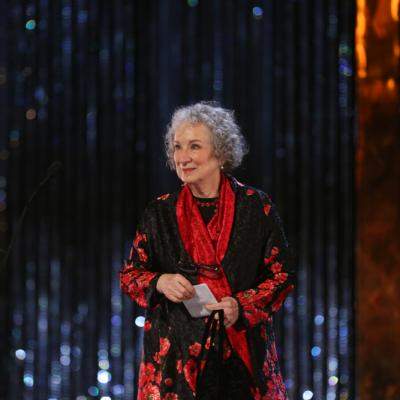 La mulți ani, Margaret Atwood! Celebra scriitoare nu a mers la școală până la 12 ani și are o strămoașă acuzată de vrăjitorie