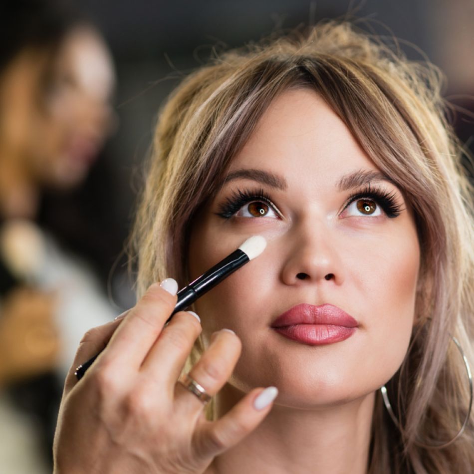 Eleganță versatilă: haine de zi, adaptate în ținute de seară. Cum poți face această tranziție 