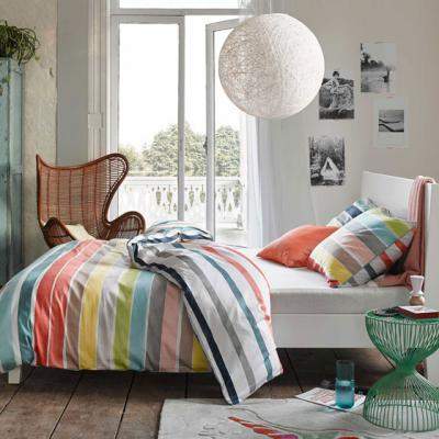 Mobilier si accesorii in dungi, perfecte pentru vara