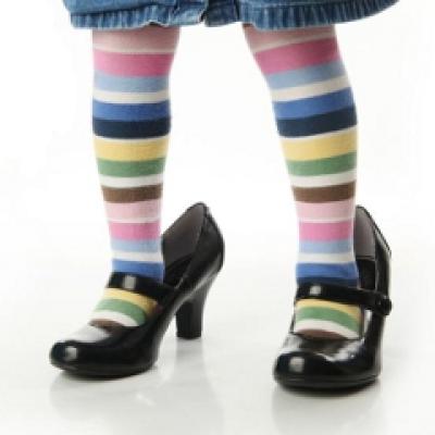 Groaznic! Fetita de doar trei ani defileaza in prostituata