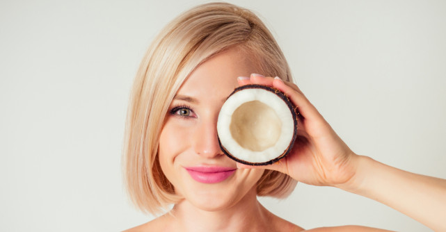 Folosește produse cu ulei de cocos pentru un păr strălucitor!