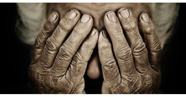 O batranica saraca intra intr-un magazin. Ce se intampla? INCREDIBIL