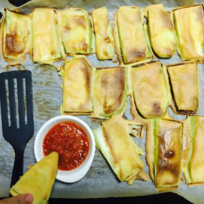 Adauga o lingura de ulei peste ouale batute. Rezultatul final? Cei mai buni dovlecei 