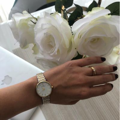 5 ținute diferite, același ceas