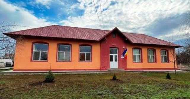 Camelia Potec a vizitat școala braileană din comuna Romanu recent renovată de Asociația BookLand 