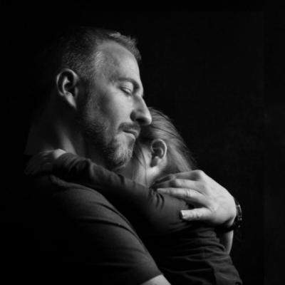 Acest tata a avut o zi grea la munca. Insa uite ce face cand ajunge acasa