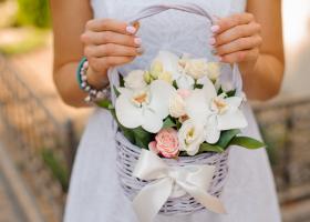 Cosul cu flori: cadoul ideal pentru femeile din viata ta!