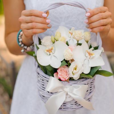 Coșul cu flori: cadoul ideal pentru femeile din viața ta!