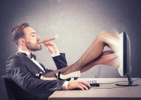 Dependența de filme porno: cum se manifestă, cum poate dăuna sănătății și ce poți face ca să recapeți controlul