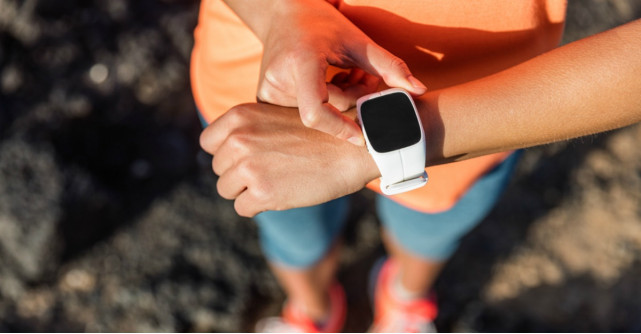 Brățări de fitness elegante care te țin în formă