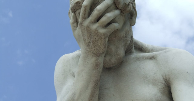 Nimeni nu te critică atât de dur pe cât o faci tu. Cum faci să vorbești mai blând cu tine?