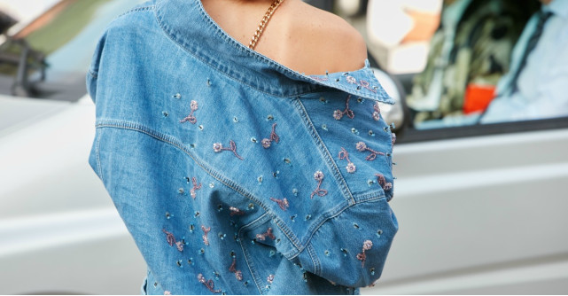 Jachetele din denim cu broderii florale - un trend de neratat