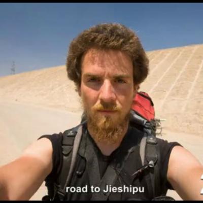 Video: A mers peste 4.500 de km PE JOS timp de un an! Vezi cum arata la sfarsit