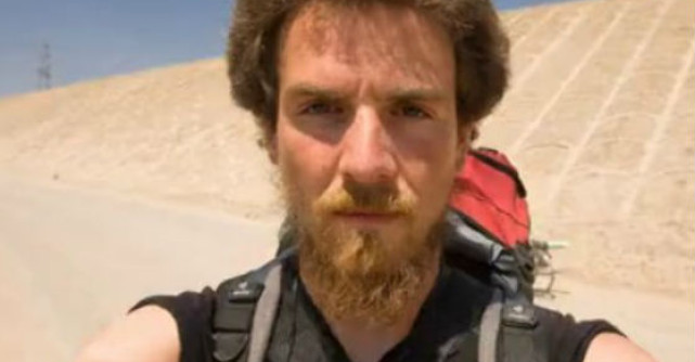 Video: A mers peste 4.500 de km PE JOS timp de un an! Vezi cum arata la sfarsit