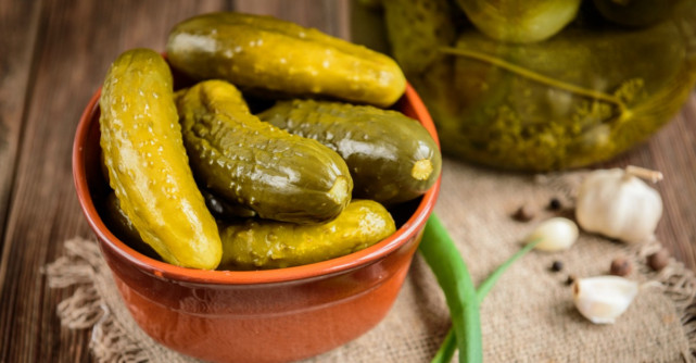 Castraveți muraţi de vară. O reţetă simplă, de la bunica