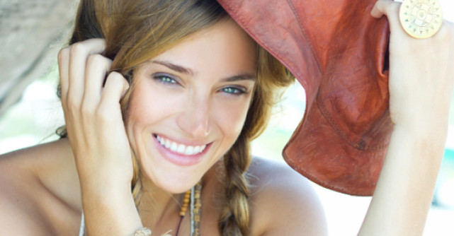 Machiajul pe plaja: sfaturi pentru un look fresh pe malul marii