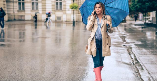 5 piese care nu trebuie să îți lipsească în sezonul ploilor
