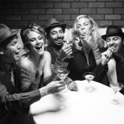 Video: Fumeaza si bea la greu in noul clip