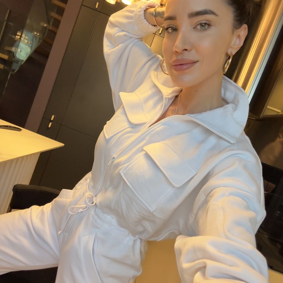 Adelina Pestrițu sărbătorește Nunta de Lemn cu o ședință foto inedită. Imagini spectaculoase cu tabloul de familie